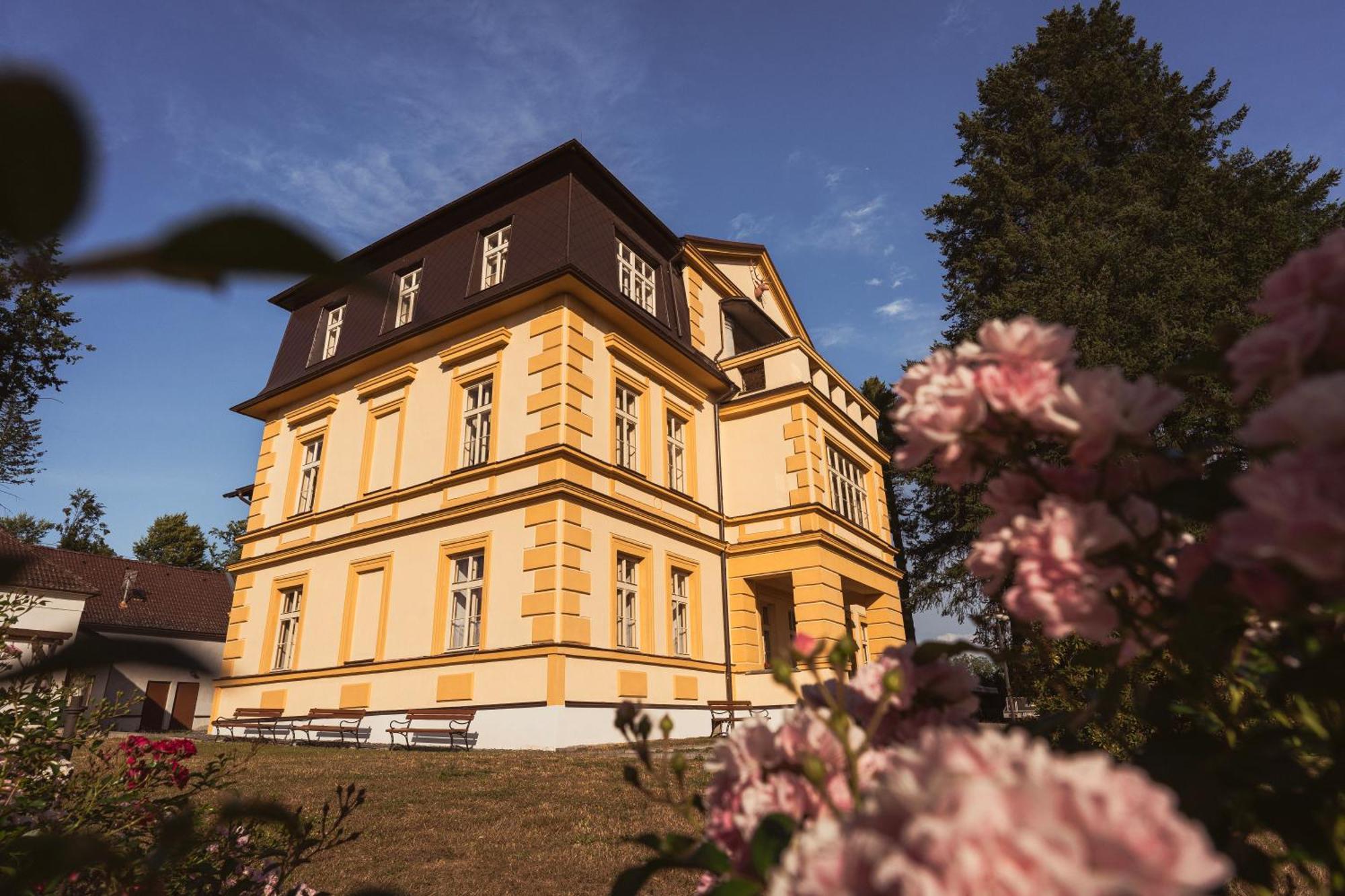 Zamecek Waldsteinovo Zatisi Hotel Svatoslav Kültér fotó